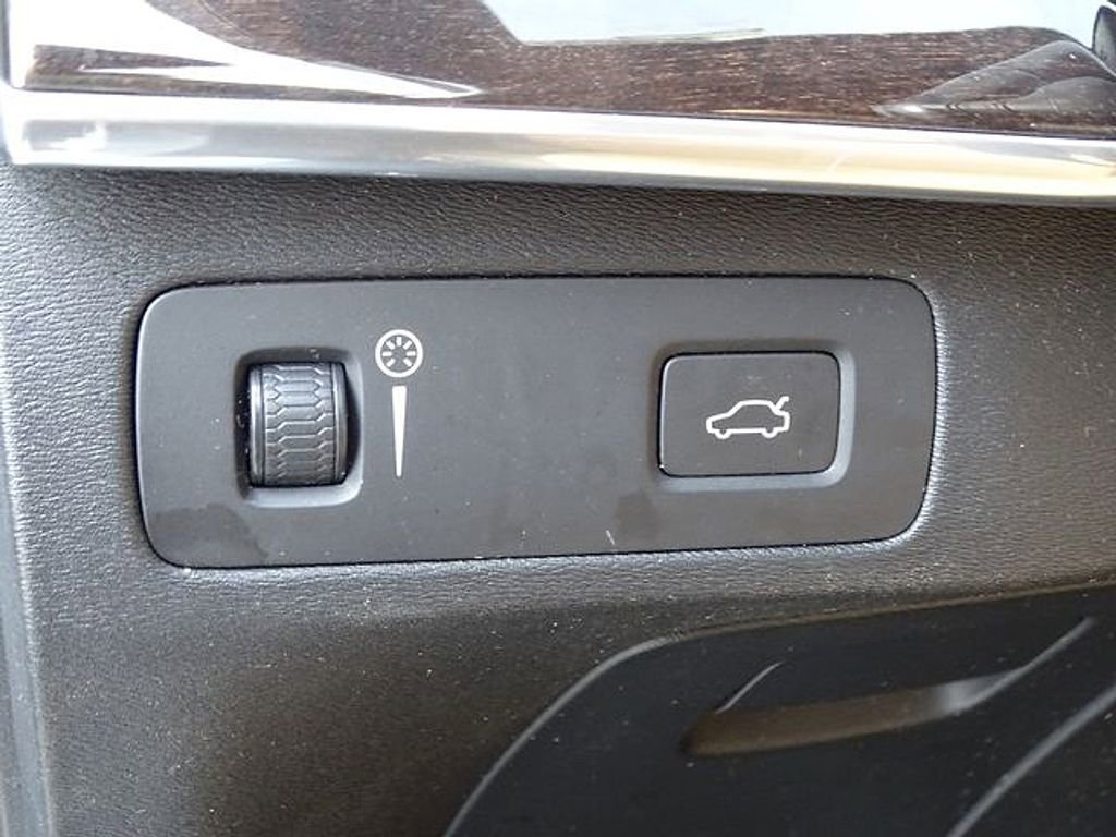 Used 2018 Volvo XC90 T6 Momentum w/ Convenience Package image 19