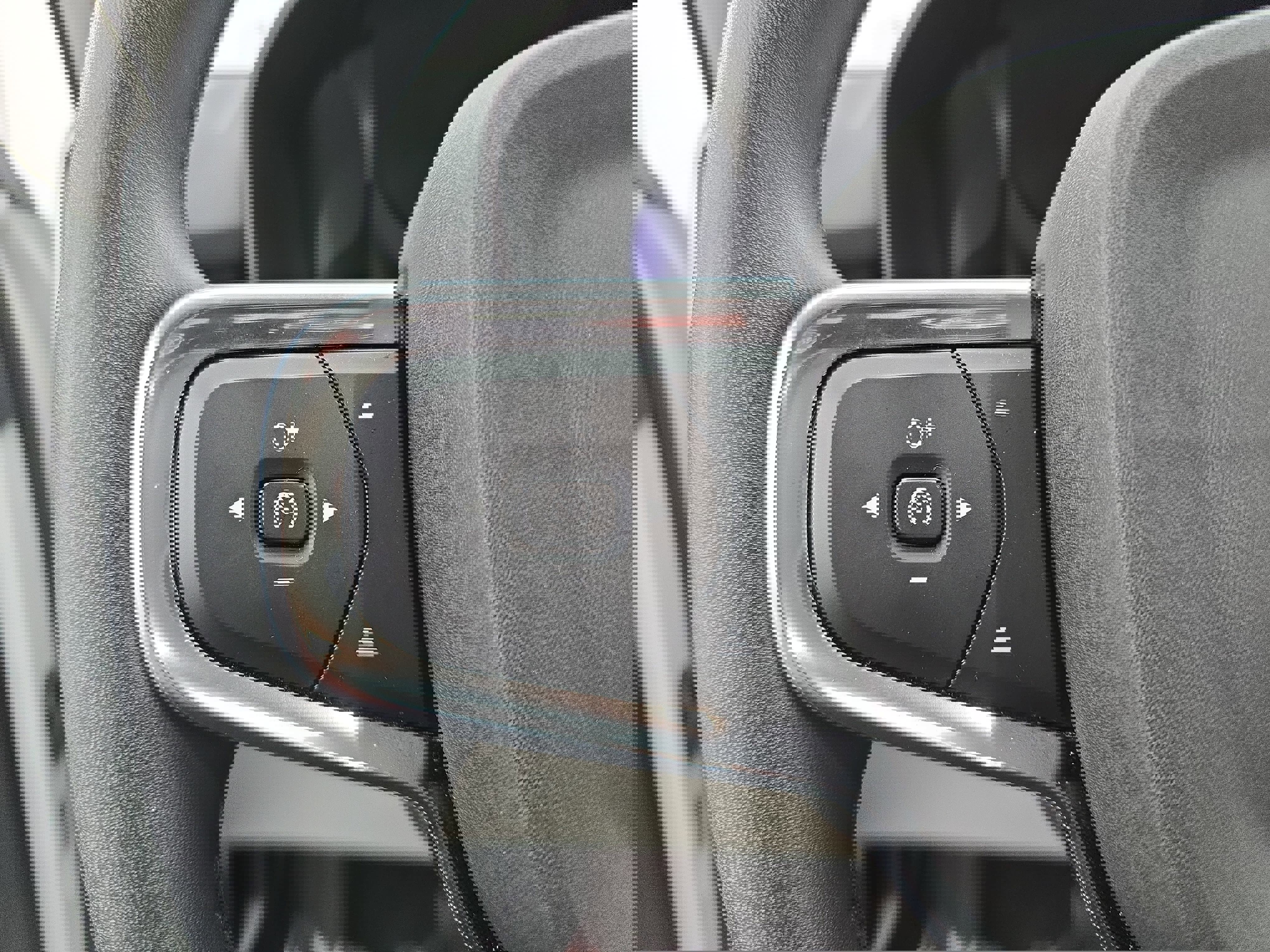 Used 2023 Volvo XC40 B4 Ultimate w/ Protection Package Premier image 17