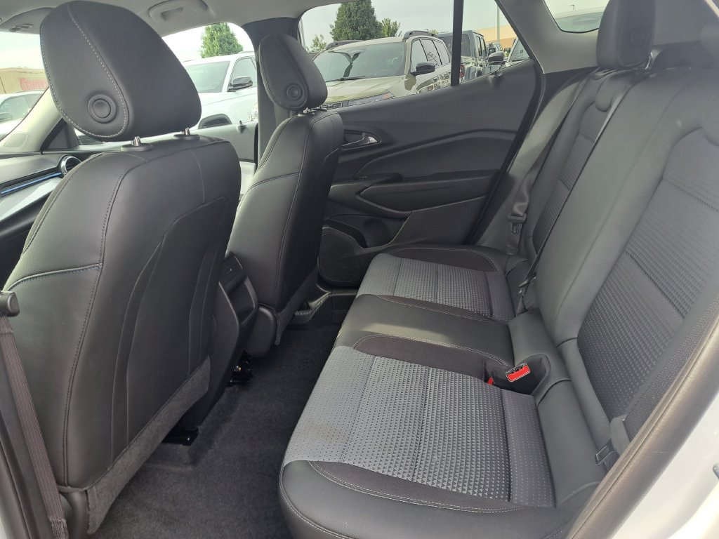 Used 2025 Chevrolet Trax LT w/ LT Convenience Package FWD image 24