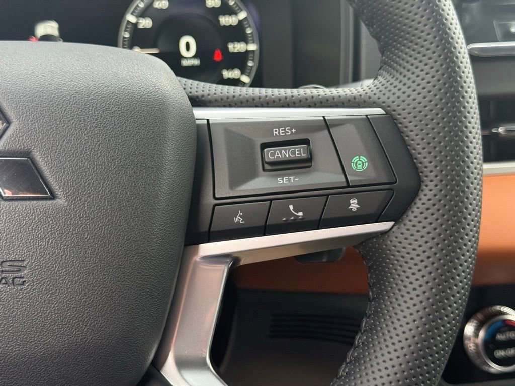Used 2025 Mitsubishi Outlander 4WD Plug-In Hybrid image 17