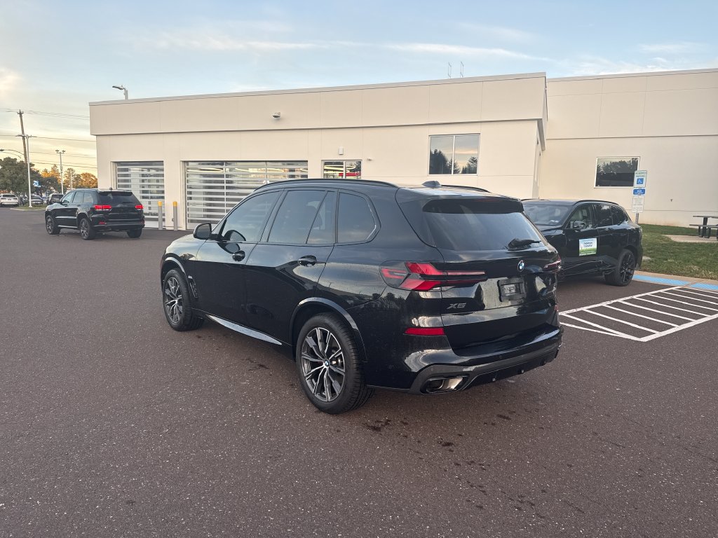 Certified 2025 BMW X5 xDrive40i w/ M Sport Package AWD/4WD image 3