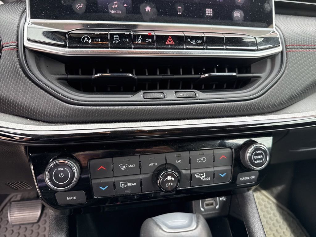 Used 2025 Jeep Compass Trailhawk AWD/4WD image 13