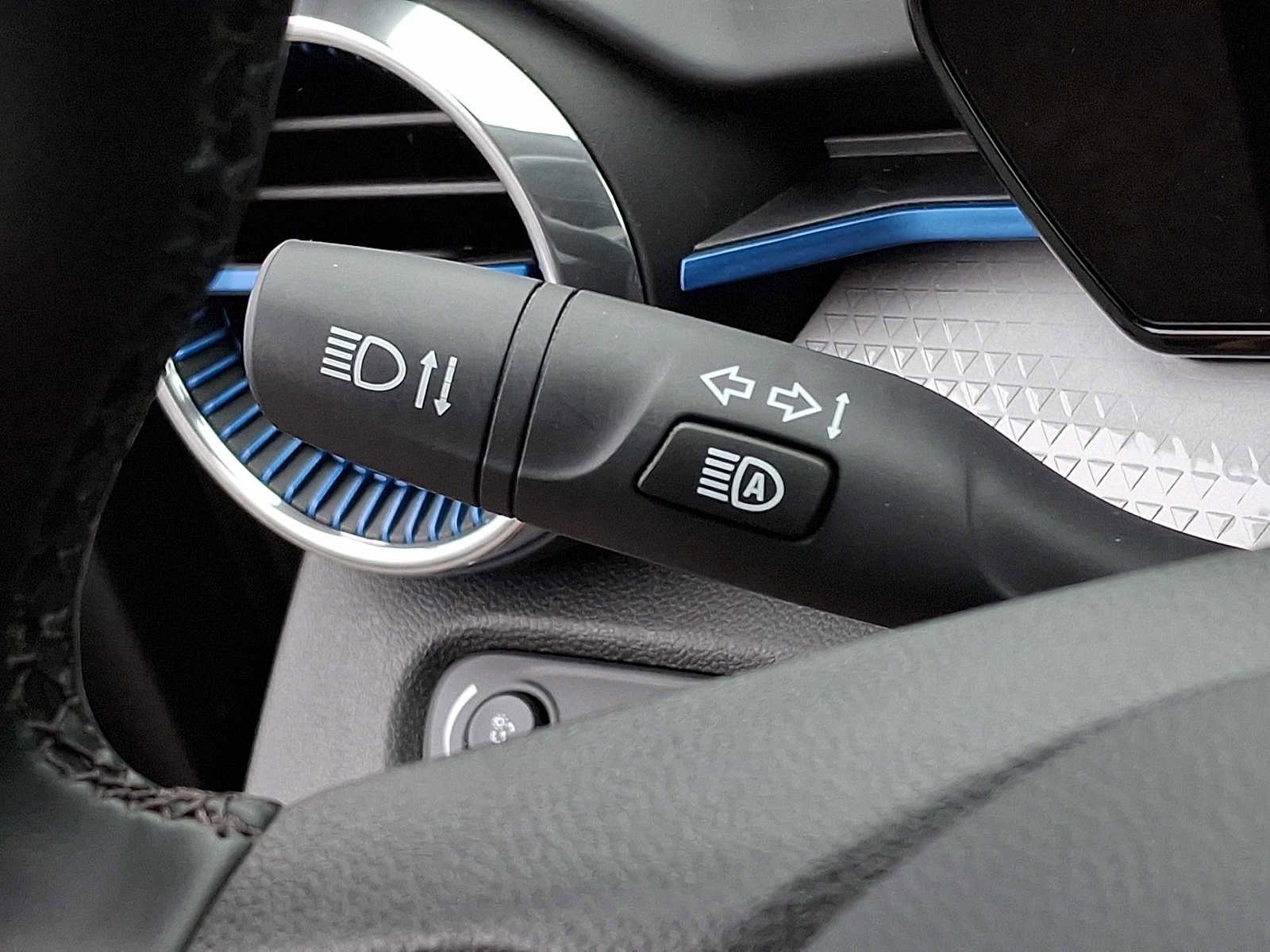 Used 2025 Chevrolet Trax LT w/ Driver Confidence Package image 23