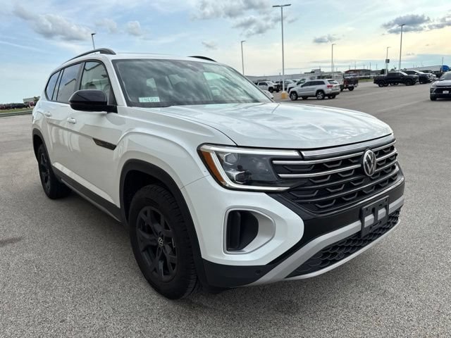 Used 2025 Volkswagen Atlas Peak Edition SE AWD/4WD image 4