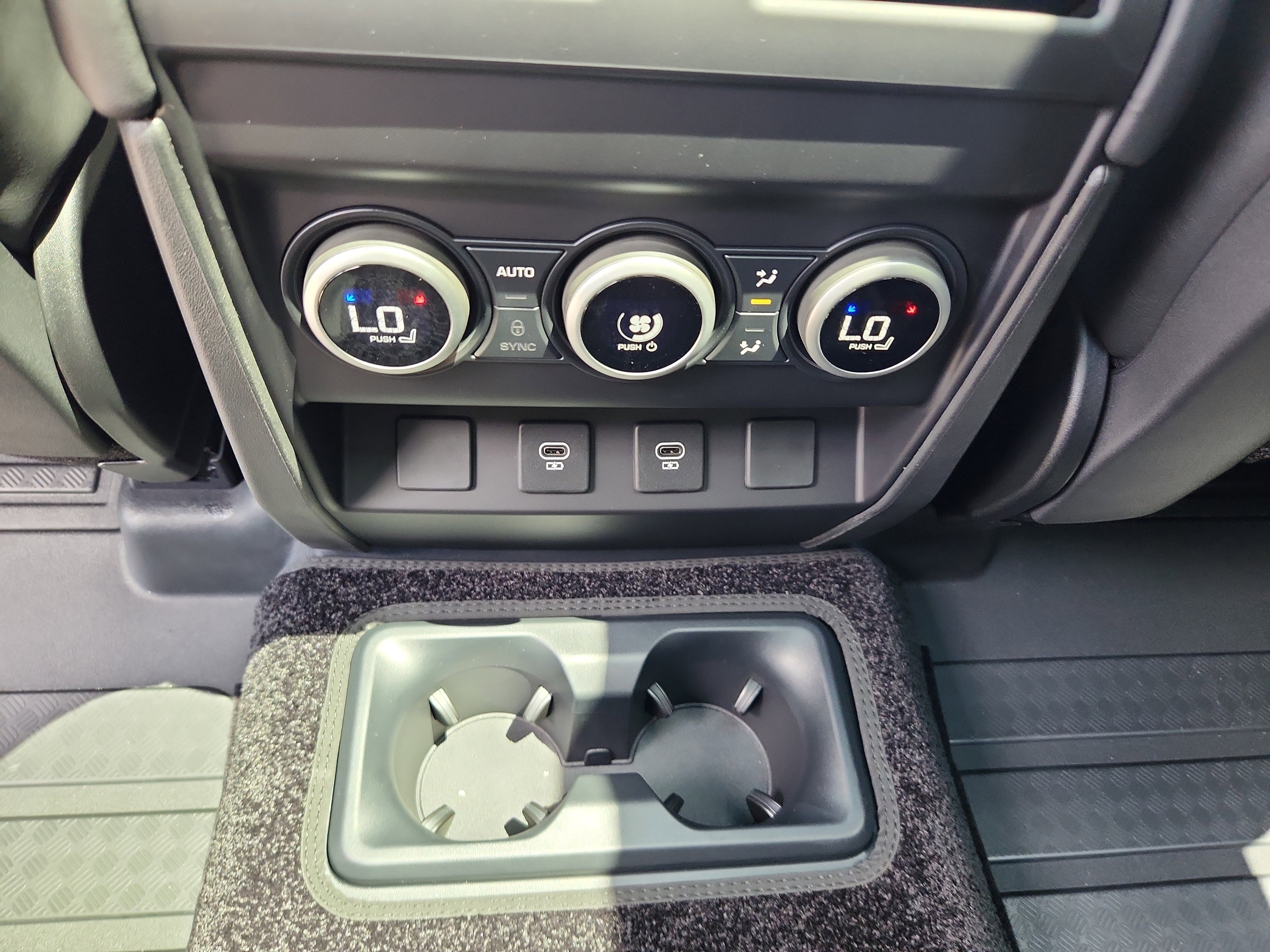 Used 2025 Land Rover Defender 130 S image 24