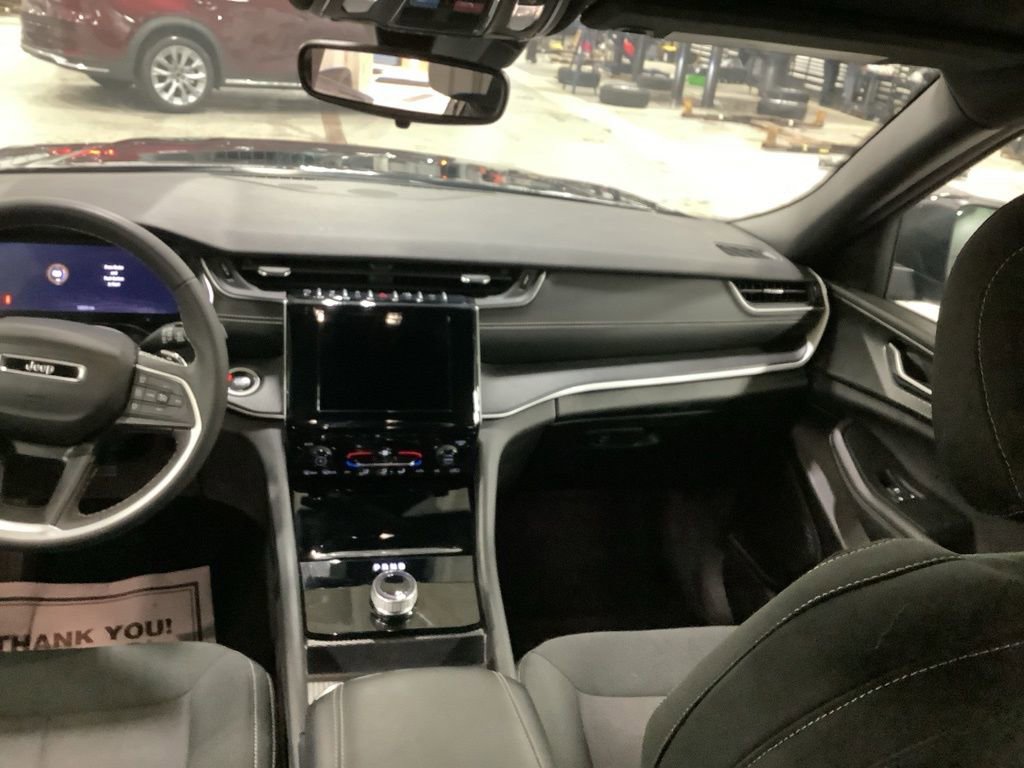 Used 2024 Jeep Grand Cherokee L Laredo image 25