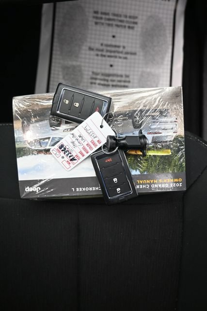 Used 2023 Jeep Grand Cherokee L Laredo AWD/4WD image 11