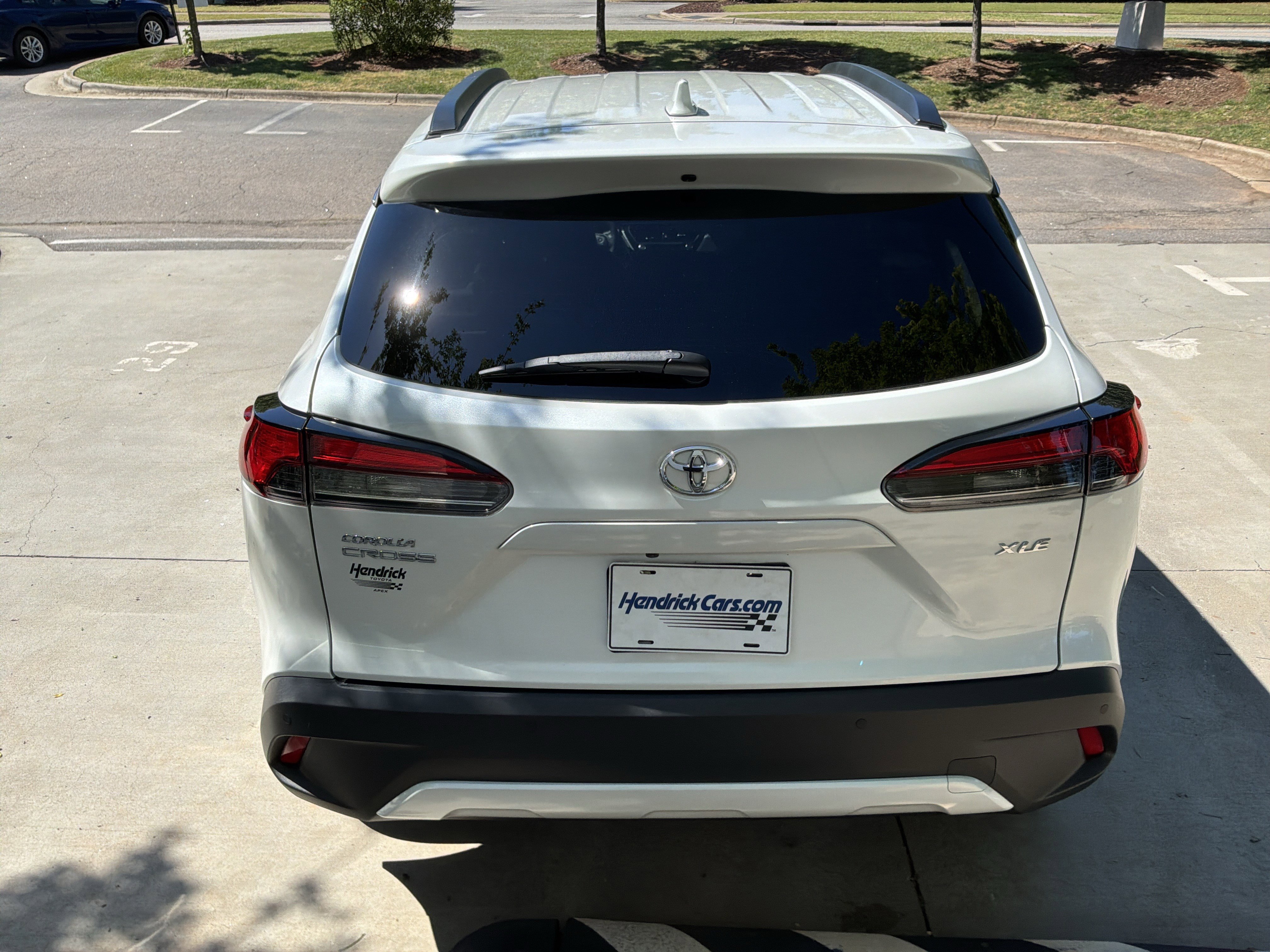 Used 2023 Toyota Corolla Cross XLE w/ Convenience Package FWD image 9