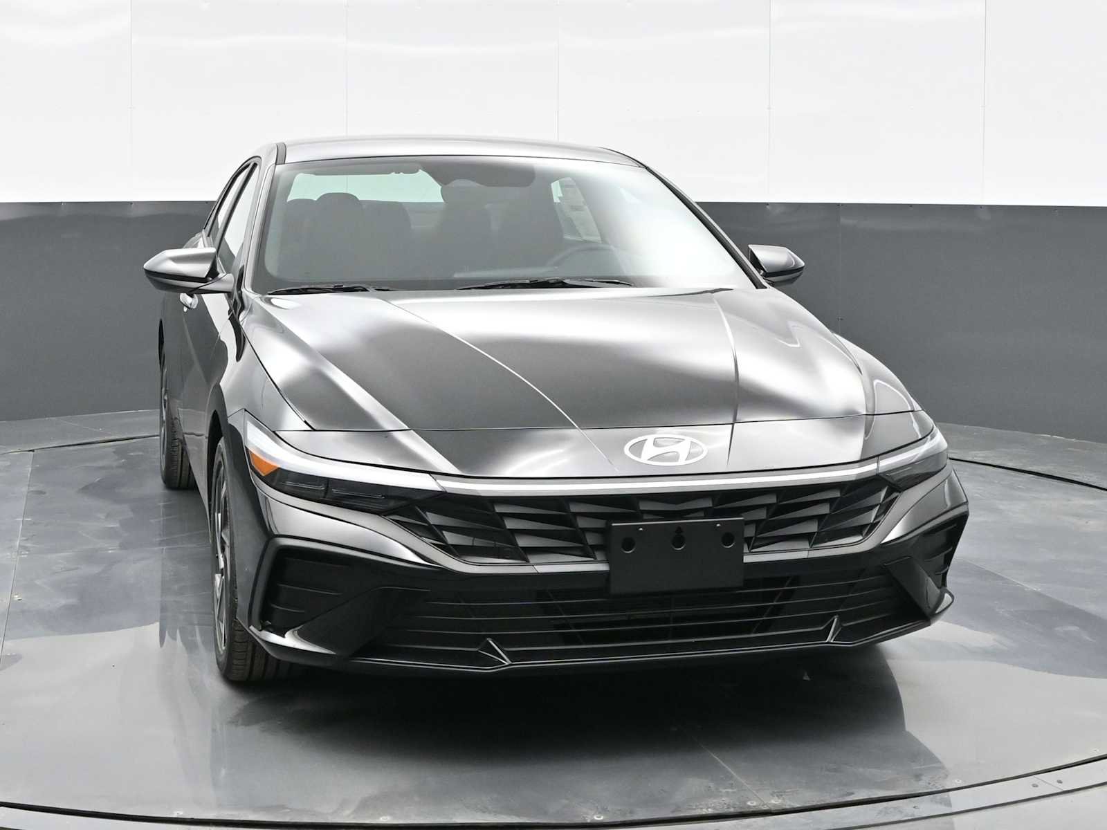 Certified 2025 Hyundai Elantra Sport w/ Cargo Package image 2