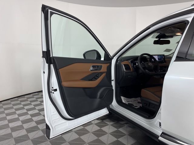 New 2026 Nissan Rogue Platinum image 16