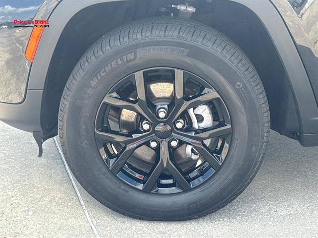 Used 2025 Jeep Grand Cherokee Altitude AWD/4WD image 4