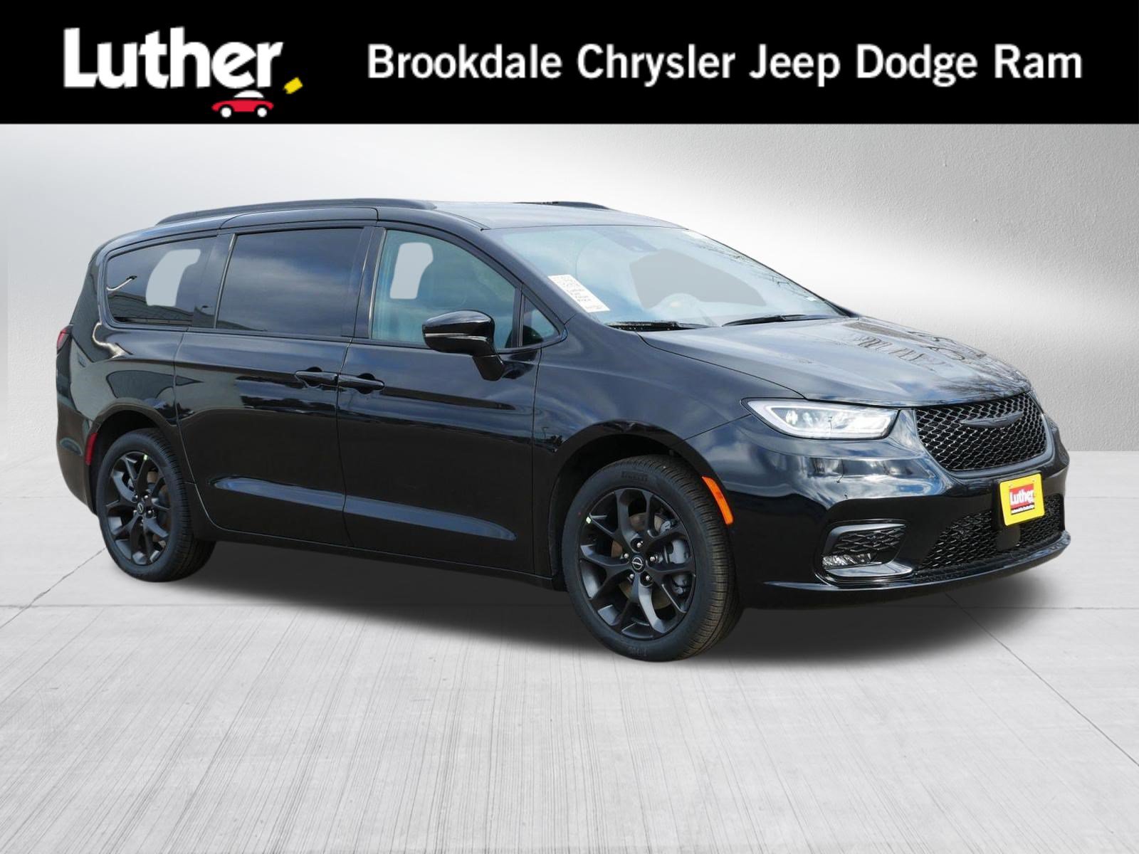 New 2026 Chrysler Pacifica Select w/ S Appearance Package AWD/4WD image 1