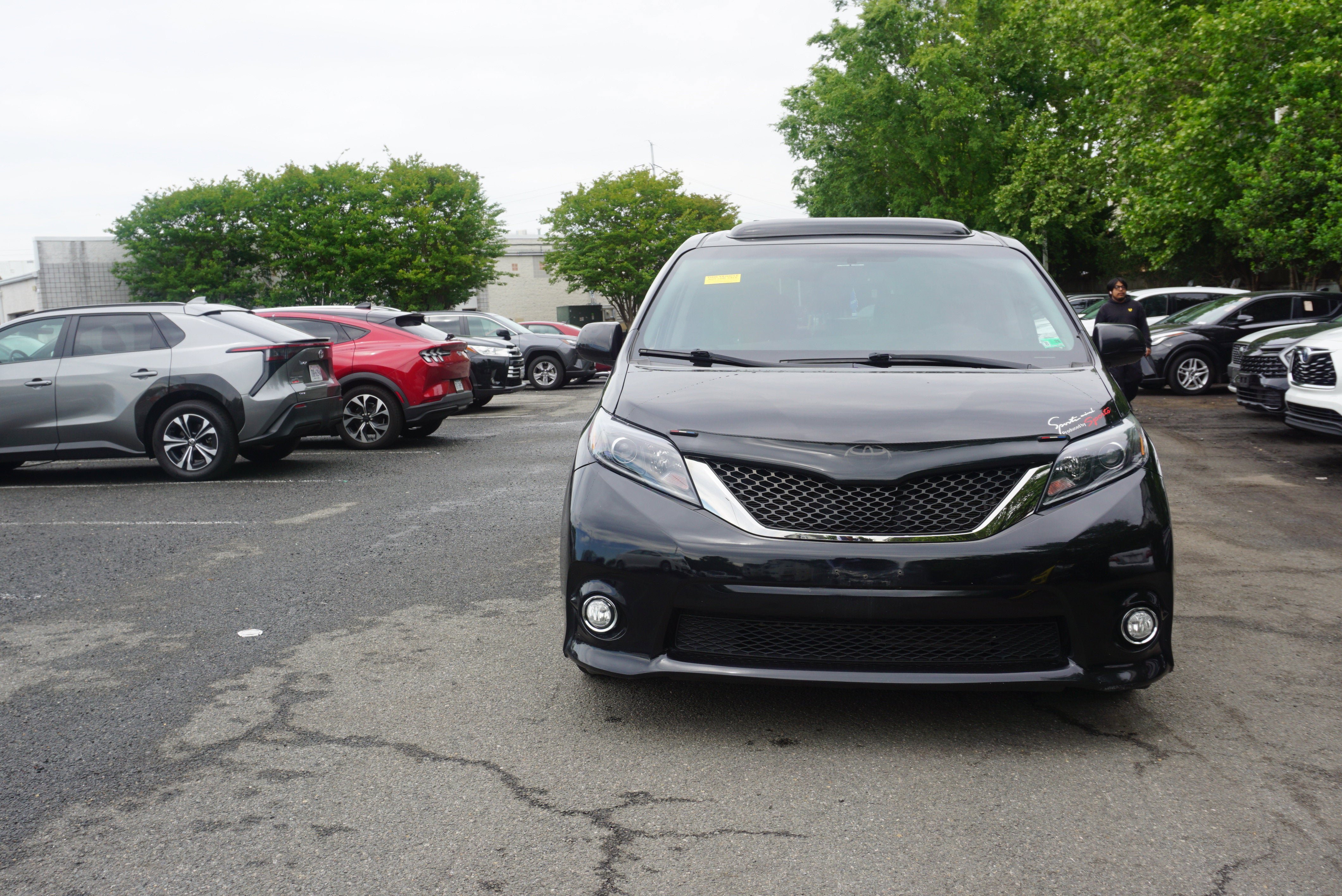 Used 2017 Toyota Sienna SE w/ SE Preferred Package FWD image 2