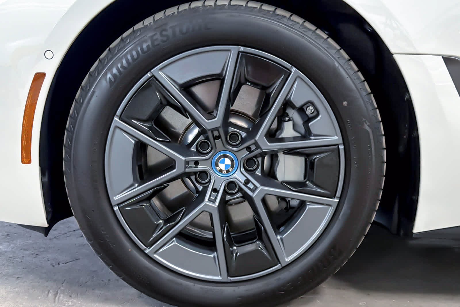 Used 2023 BMW i4 eDrive35 RWD image 3