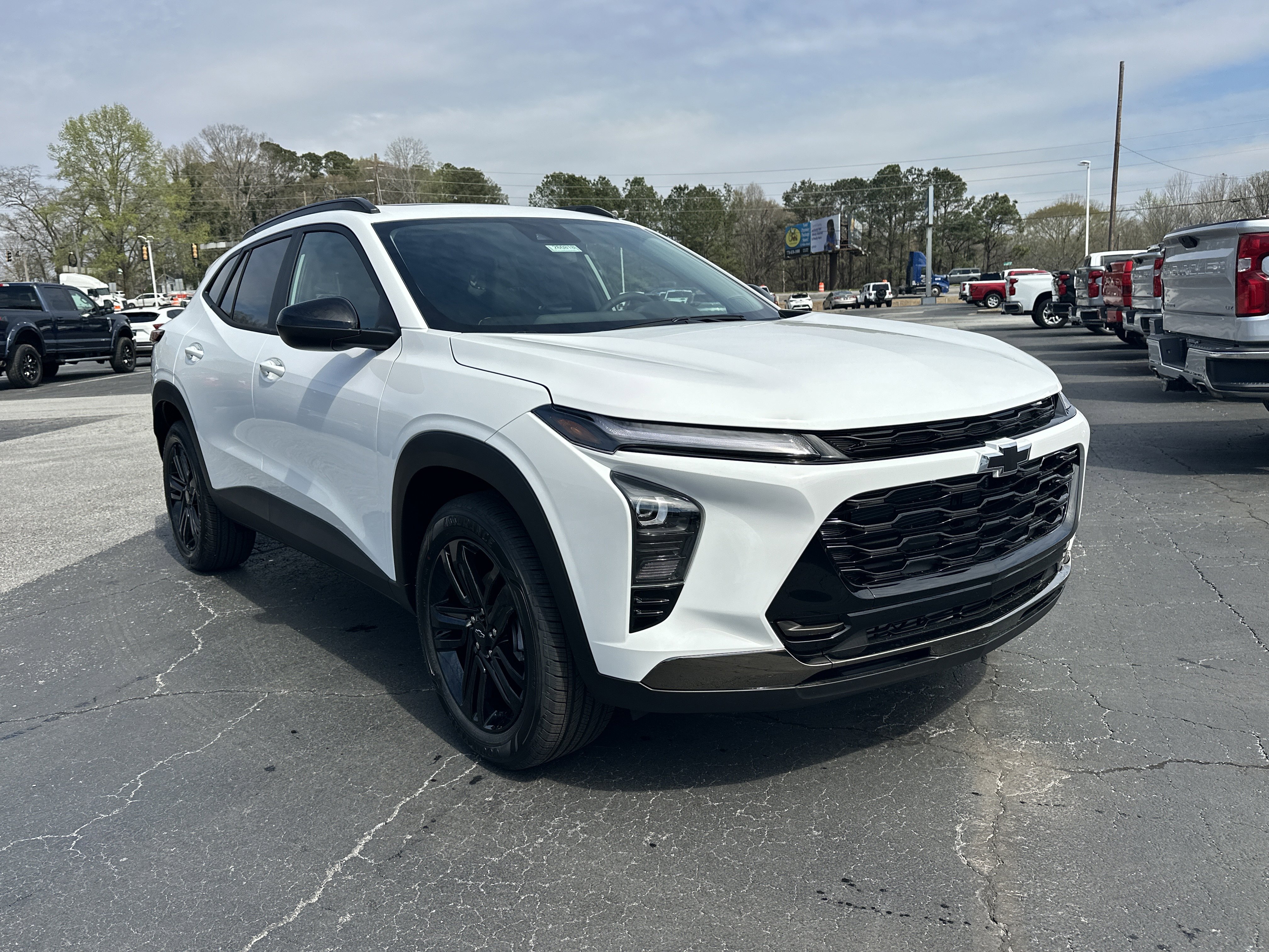 New 2026 Chevrolet Trax ACTIV w/ Sunroof Package FWD image 2