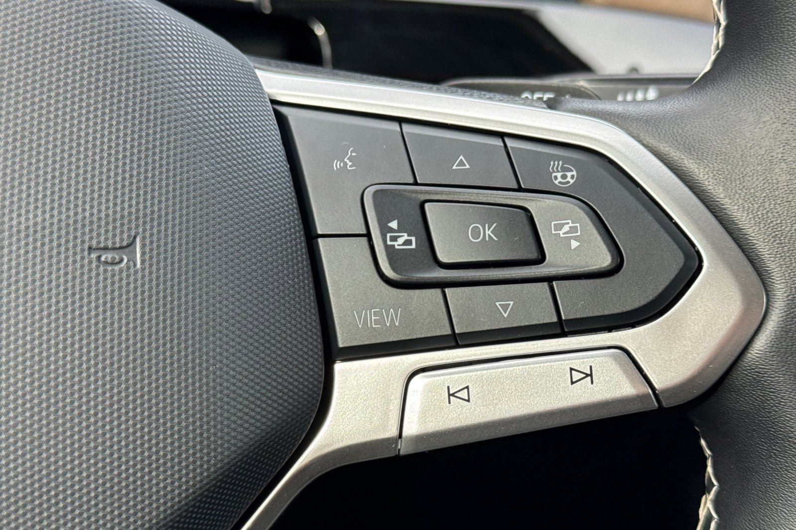 Used 2025 Volkswagen Atlas SE image 28