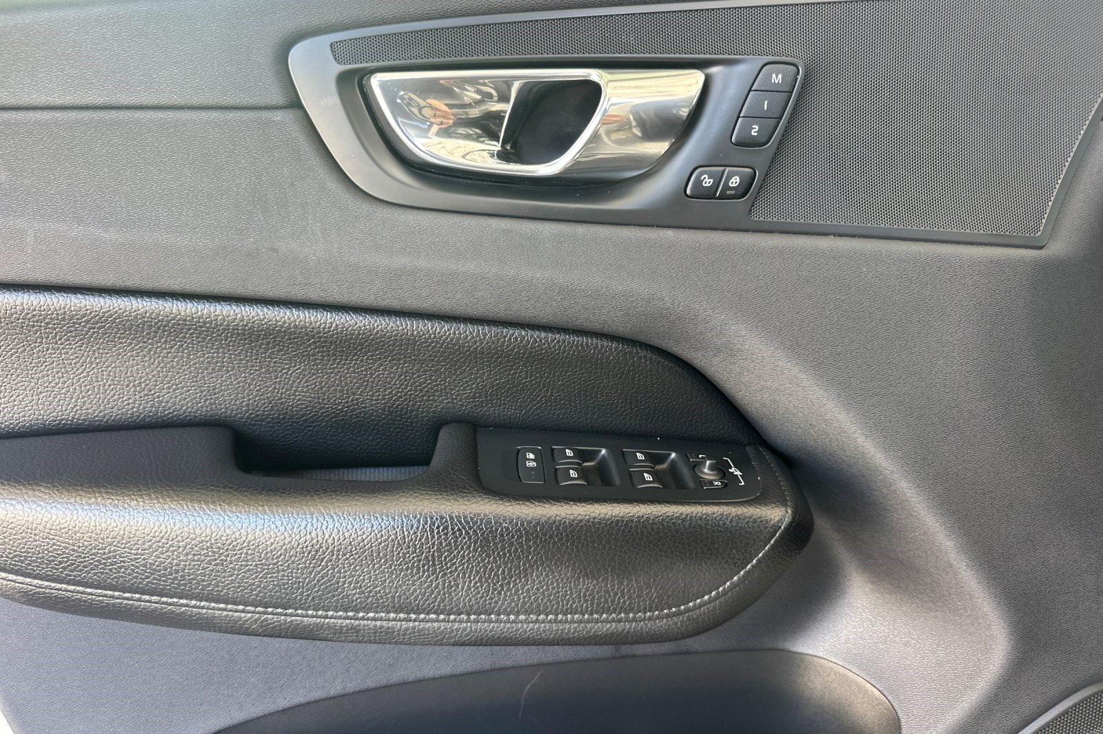 Used 2018 Volvo XC60 T6 Momentum w/ Convenience Package AWD/4WD image 12