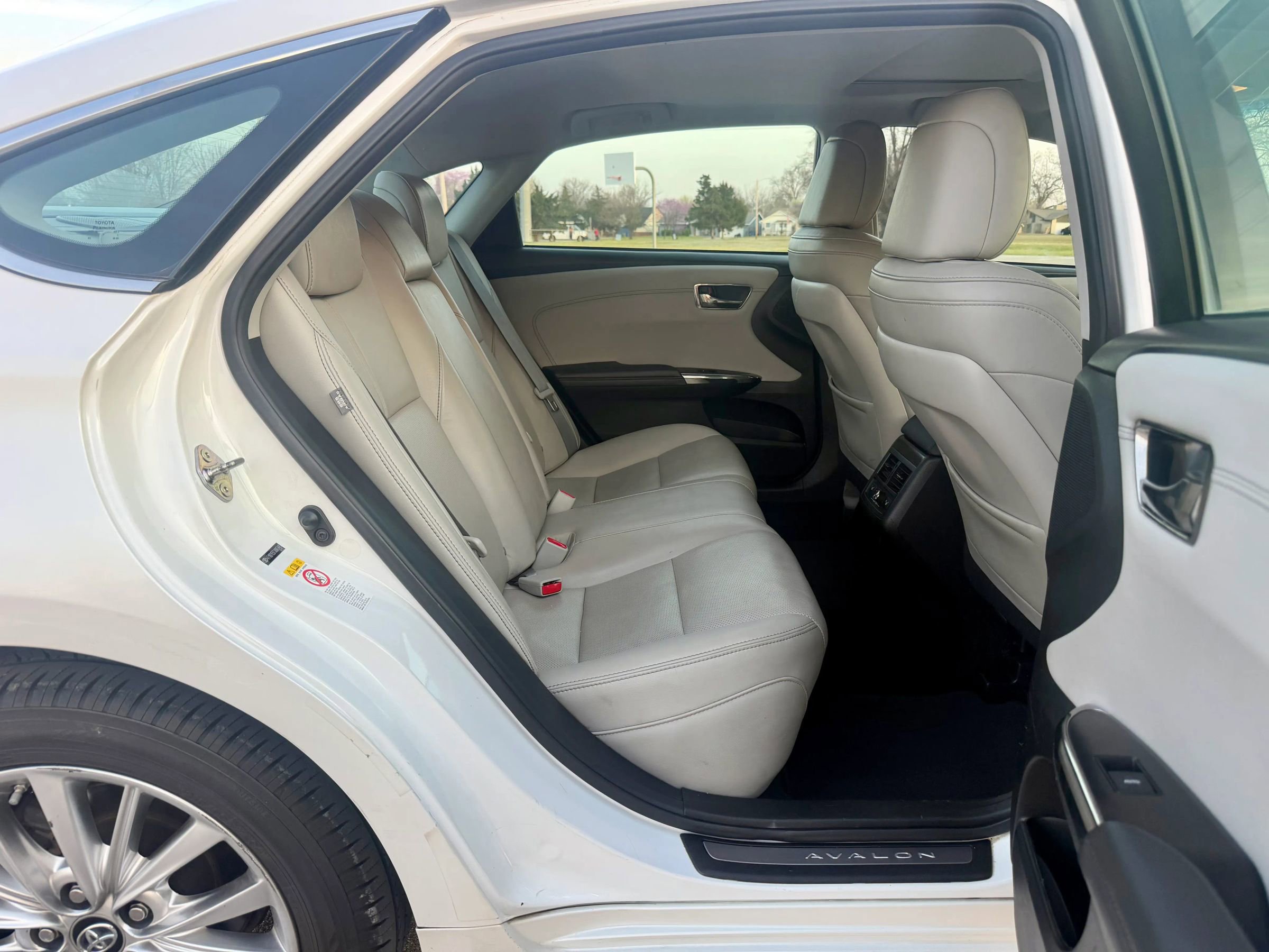 Used 2018 Toyota Avalon Limited image 29