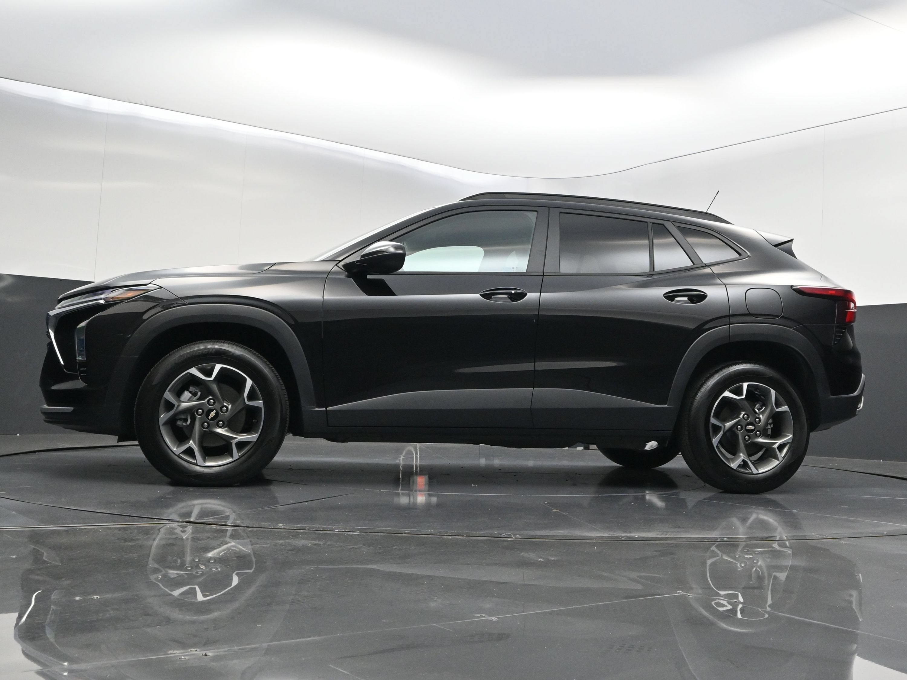 Used 2025 Chevrolet Trax LT w/ LT Convenience Package FWD image 37