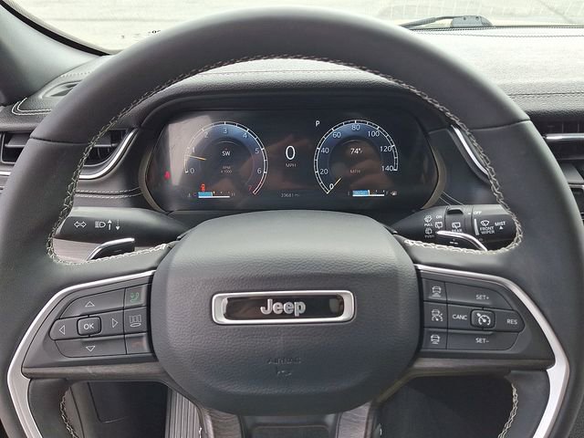 Used 2024 Jeep Grand Cherokee Limited w/ Black Appearance Package AWD/4WD image 19