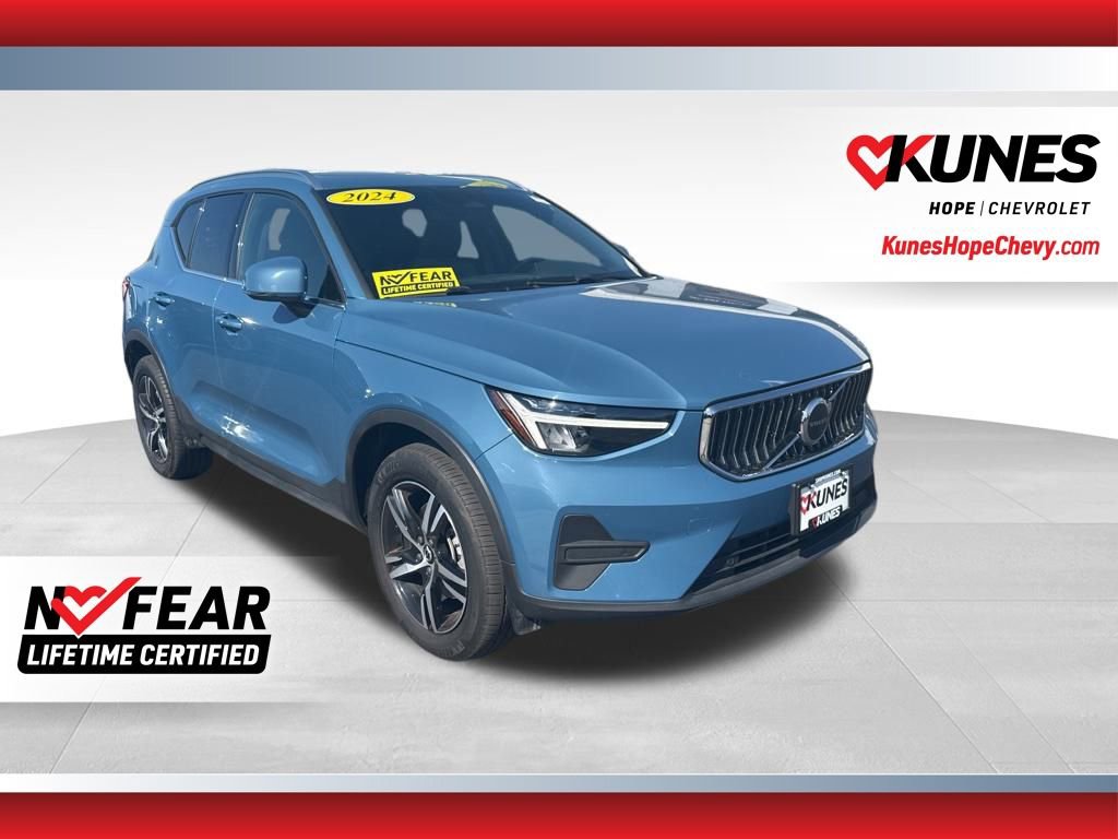 Used 2024 Volvo XC40 B5 Core image 1