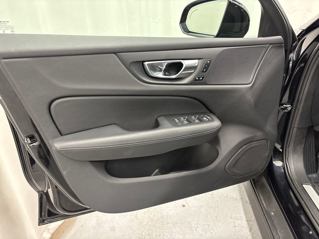 Used 2025 Volvo V60 B5 Cross Country Plus image 10