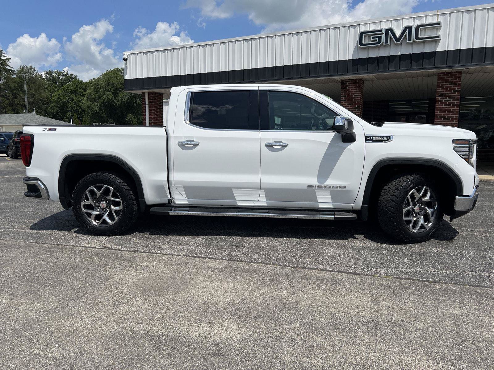 Used 2023 GMC Sierra 1500 SLT w/ SLT Premium Plus Package AWD/4WD image 4