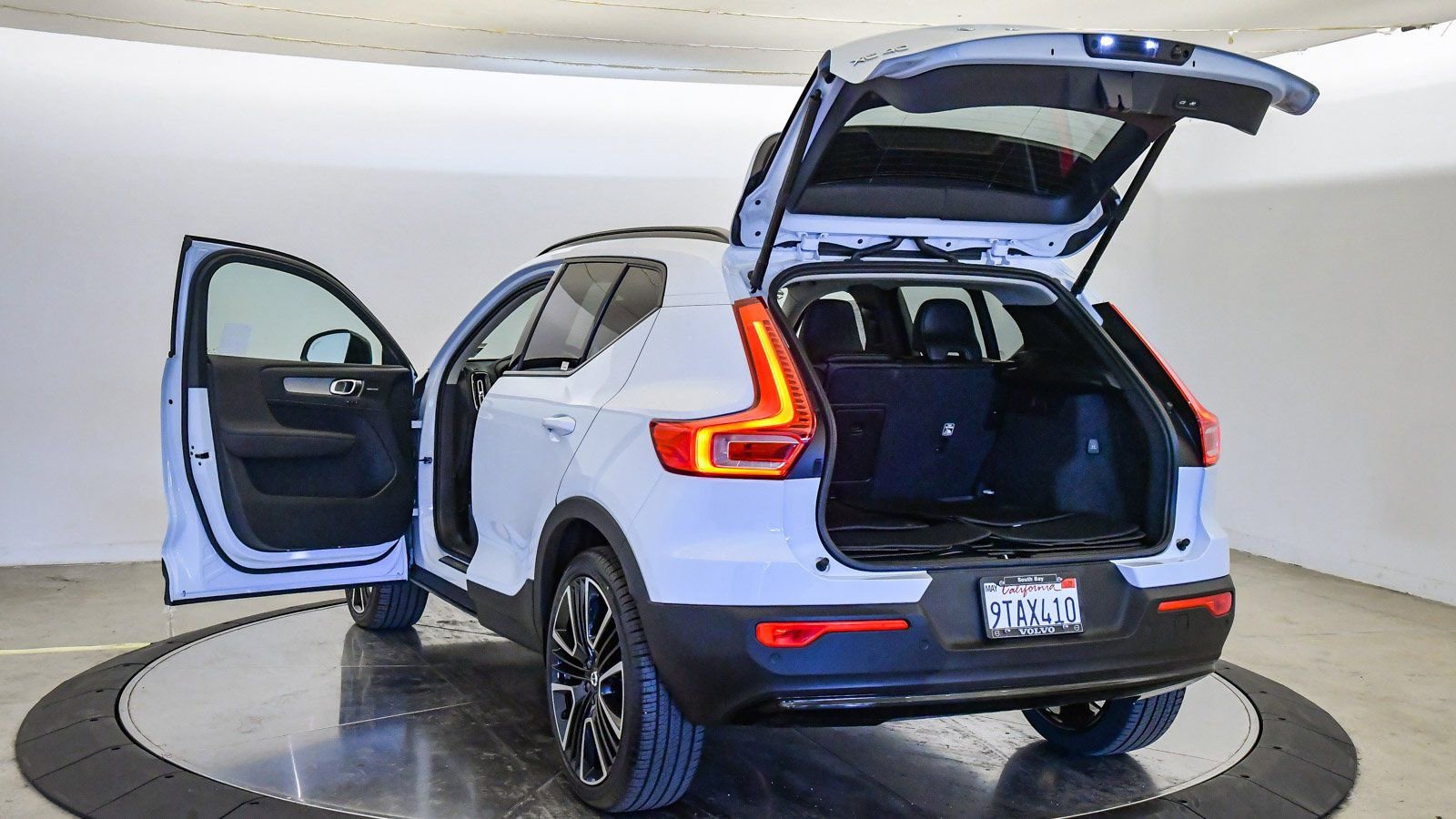 Certified 2025 Volvo XC40 B5 Ultra w/ Climate Package image 28