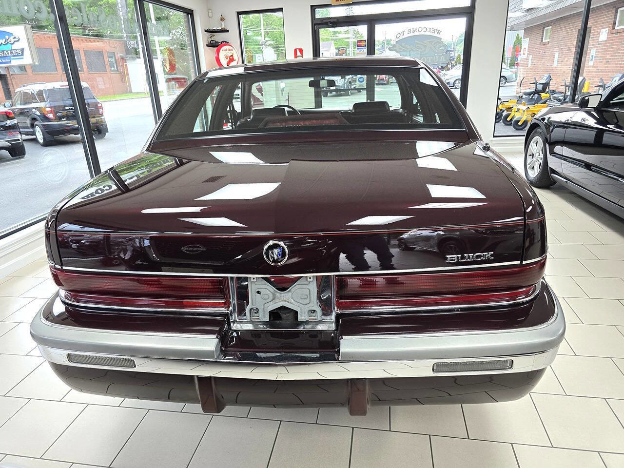 Used 1996 Buick Roadmaster Sedan RWD image 12