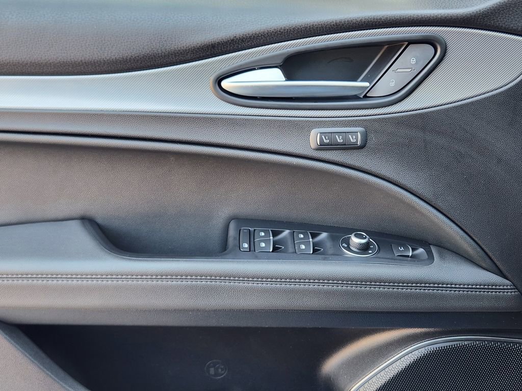 Used 2022 Alfa Romeo Stelvio Veloce image 23