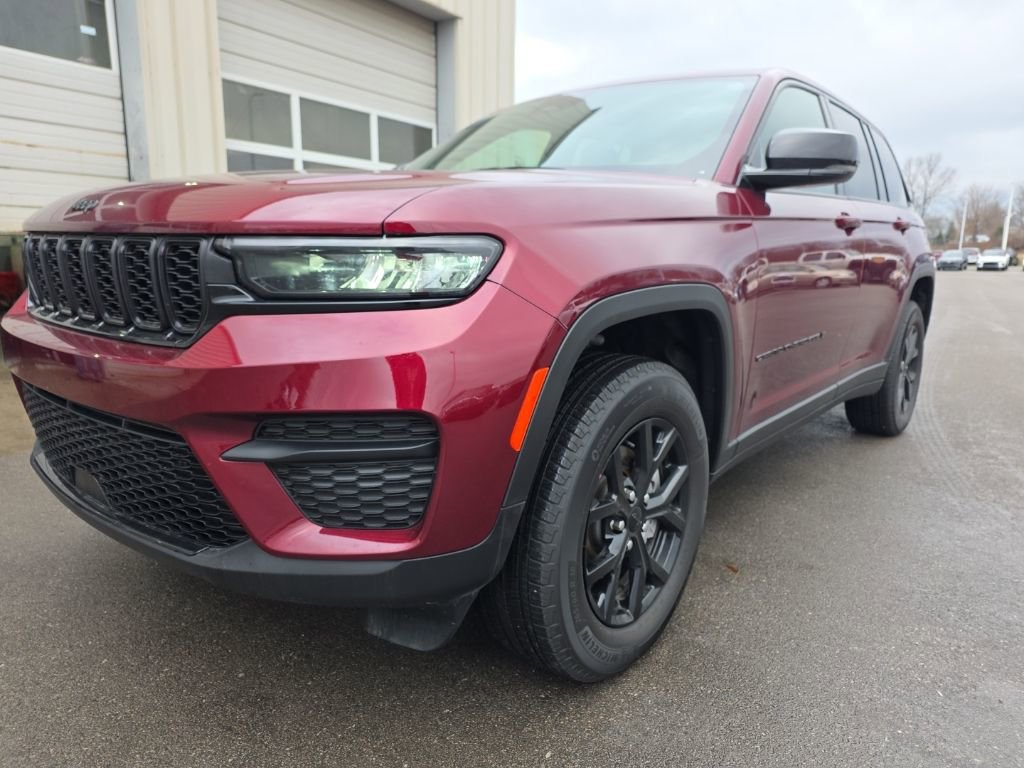 Used 2025 Jeep Grand Cherokee Altitude AWD/4WD image 1