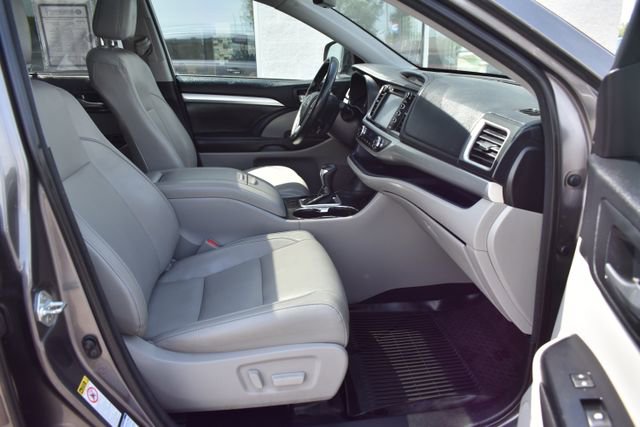 Used 2018 Toyota Highlander XLE w/ Protection Package #3 AWD/4WD image 45