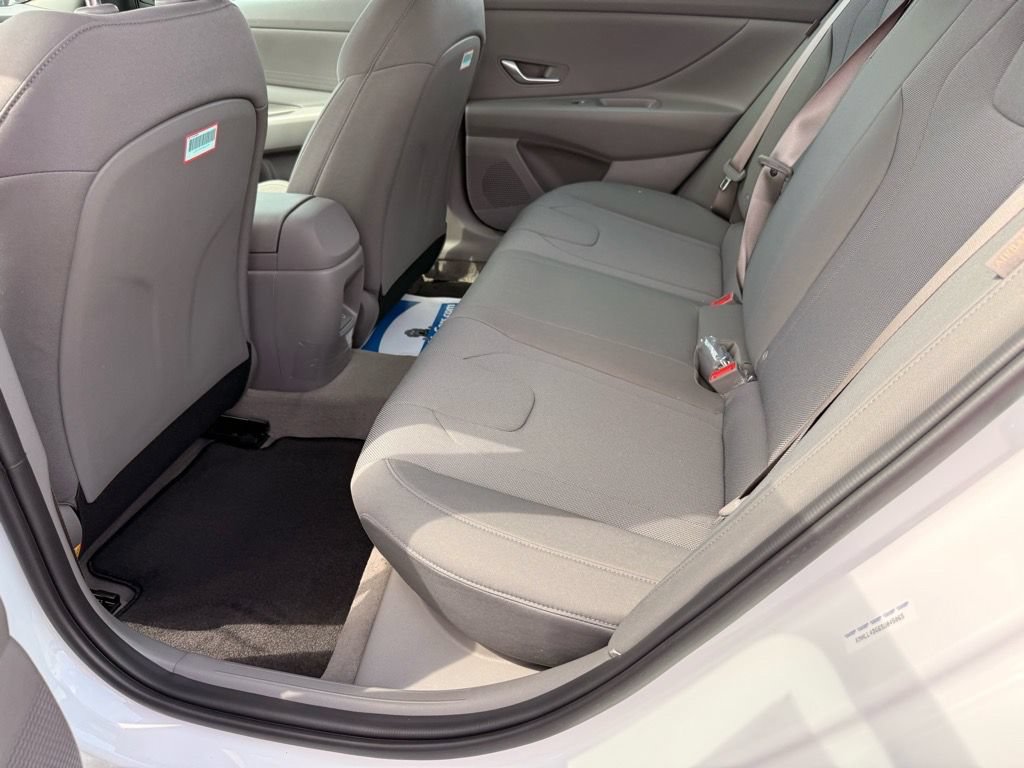 Used 2025 Hyundai Elantra SE FWD image 7
