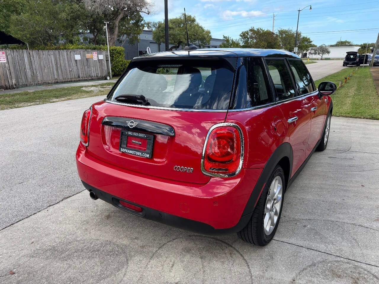 Used 2019 MINI Cooper 4-Door Hardtop w/ Signature Upholstery Package image 10