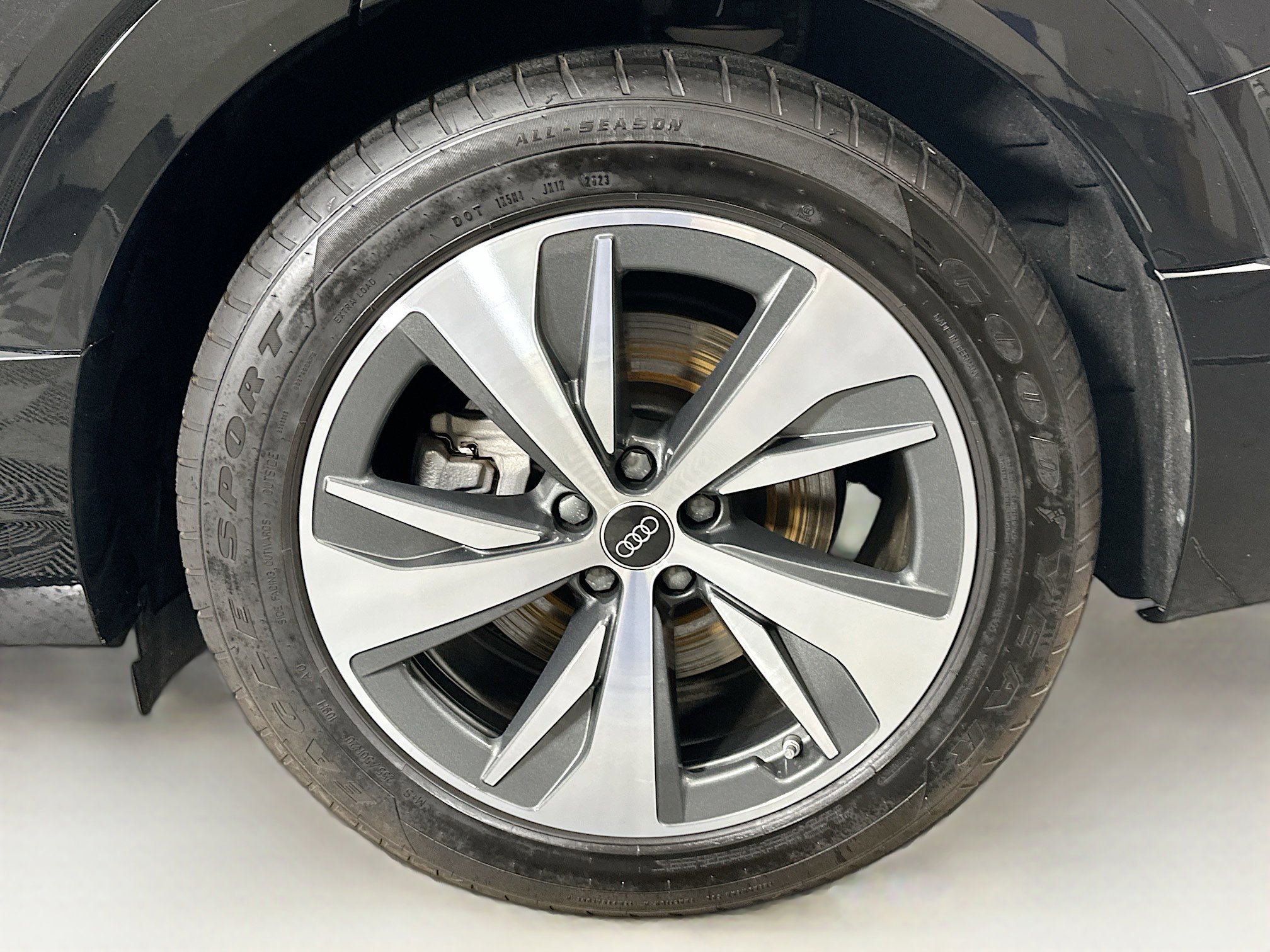 Used 2024 Audi Q8 e-tron Premium Plus w/ Premium Plus Package image 11