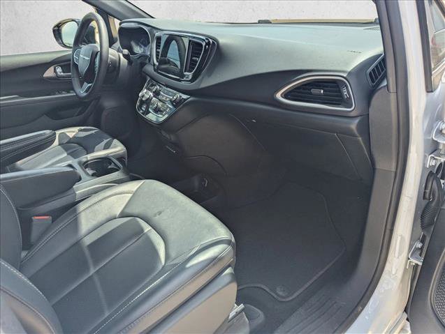 Used 2025 Chrysler Pacifica Select image 21