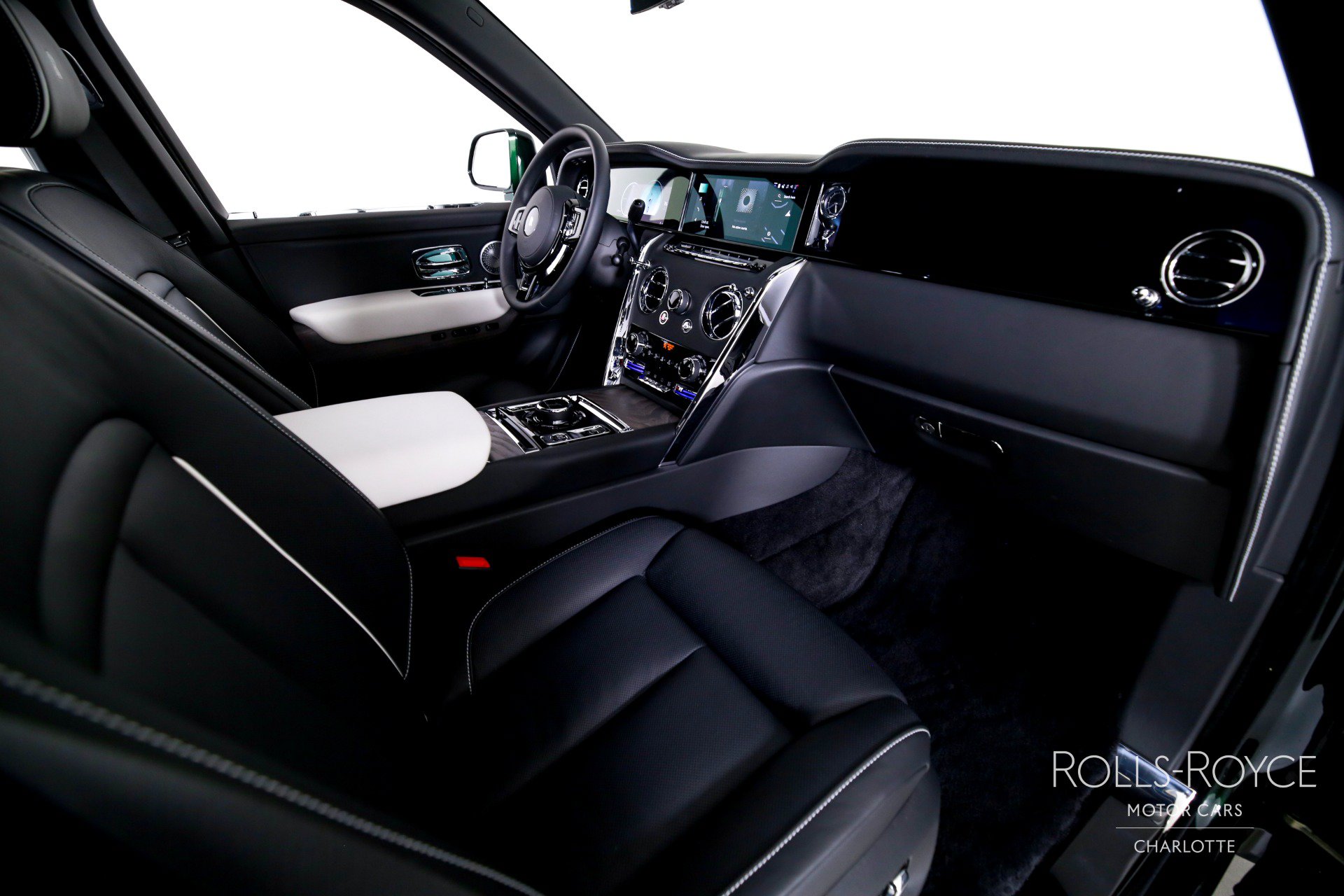 Used 2026 Rolls-Royce Cullinan AWD/4WD image 37