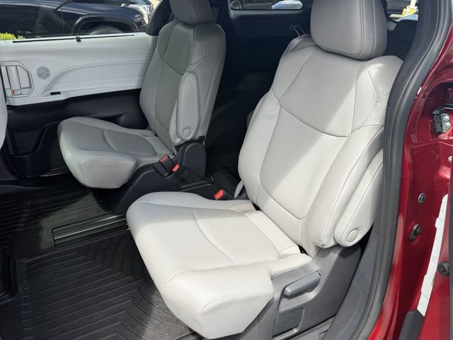 Used 2025 Toyota Sienna XLE w/ XLE Plus Package image 24