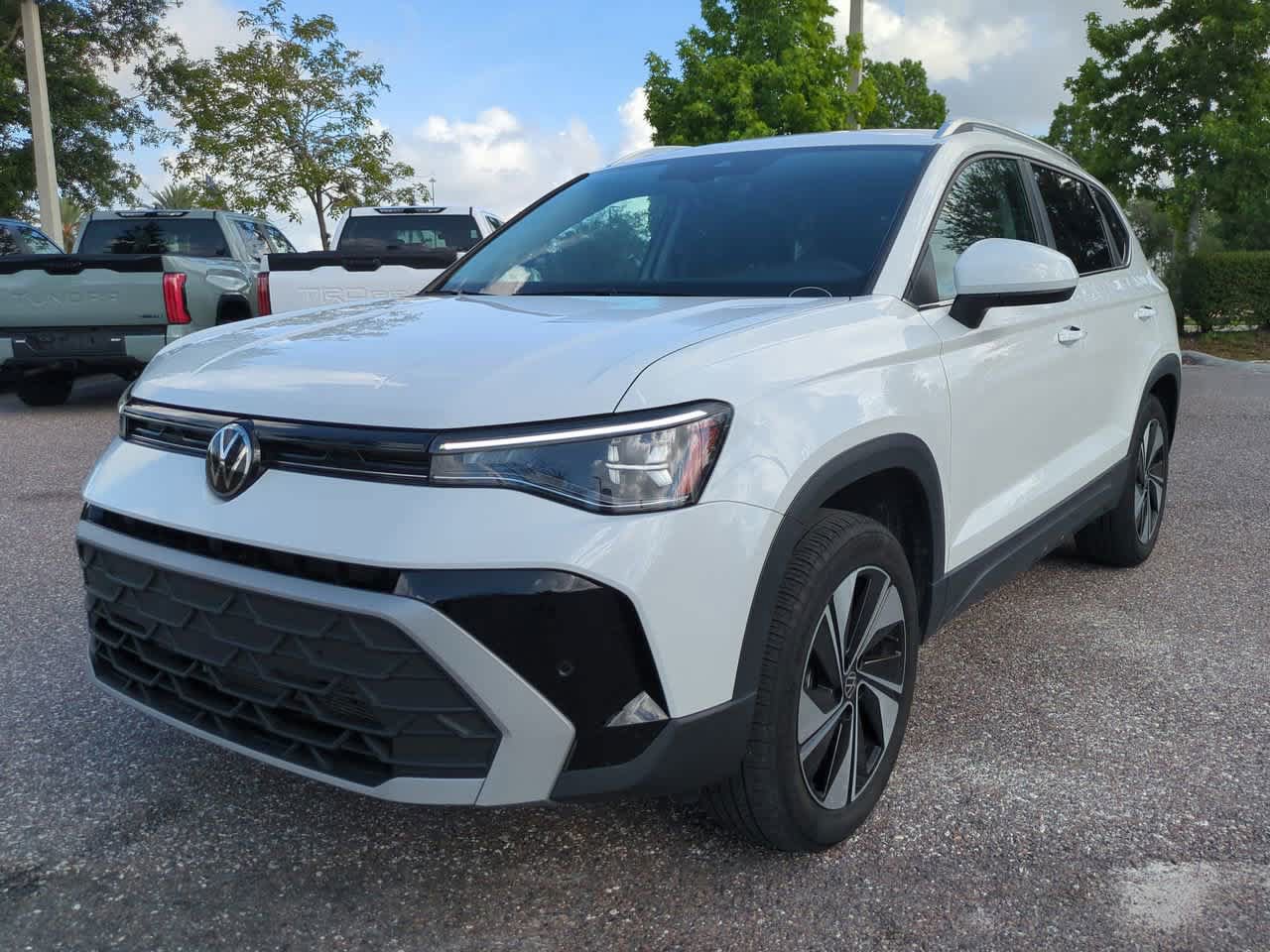 Used 2025 Volkswagen Taos SE AWD/4WD image 2