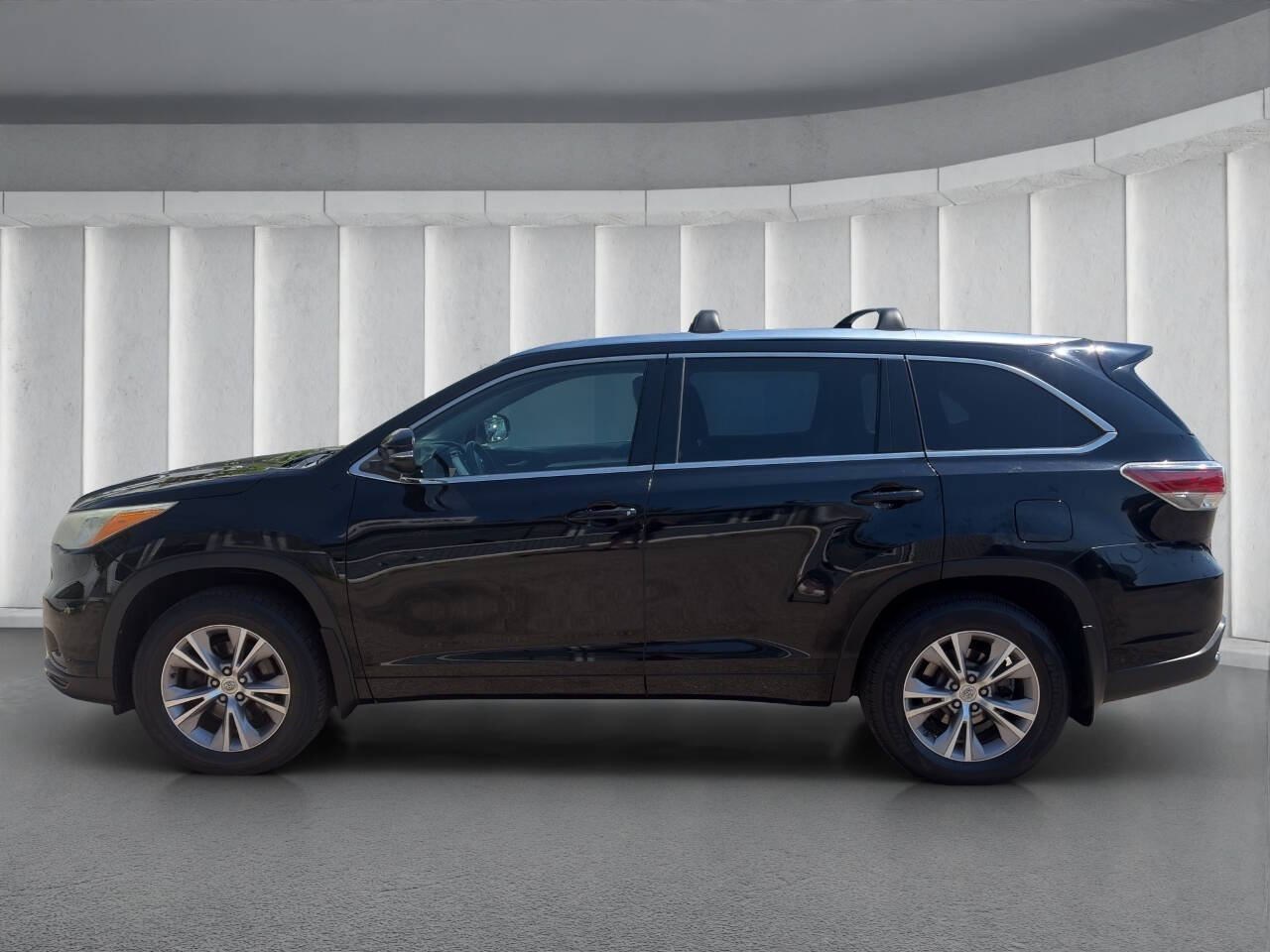 Used 2015 Toyota Highlander XLE AWD/4WD image 2