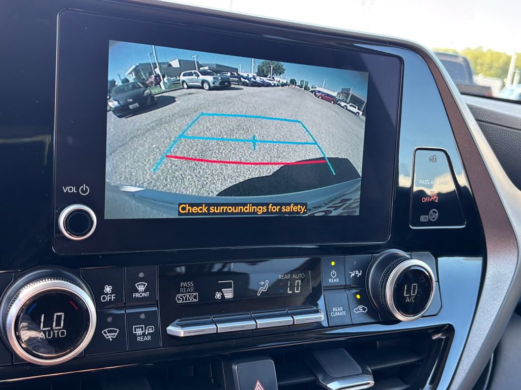 Used 2025 Toyota Highlander LE FWD image 30
