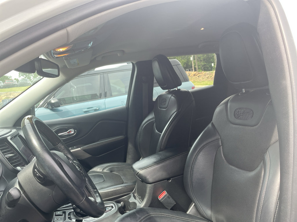 Used 2019 Jeep Cherokee Overland w/ Technology Group AWD/4WD image 10