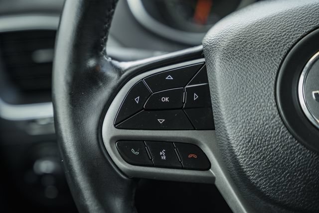 Used 2019 Jeep Cherokee Latitude Plus FWD image 27