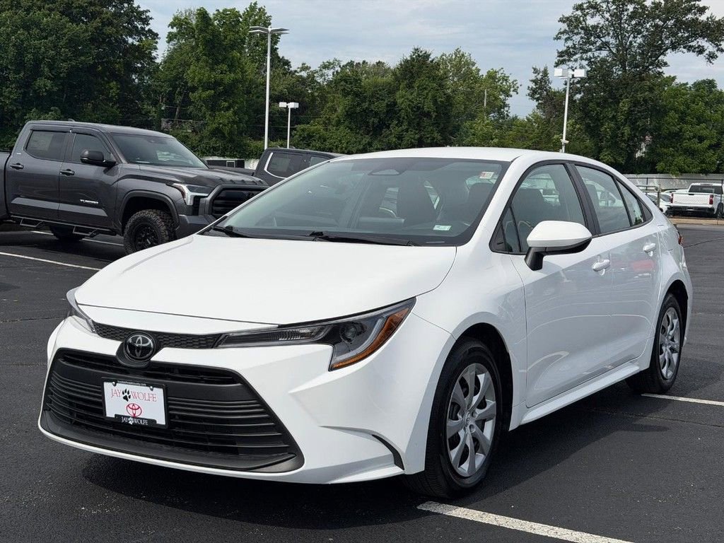 Used 2025 Toyota Corolla LE FWD image 8