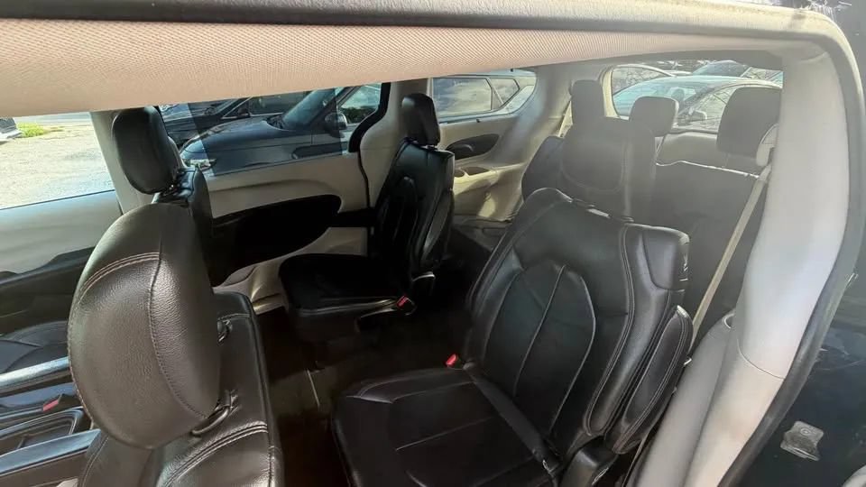 Used 2017 Chrysler Pacifica Touring-L FWD image 7