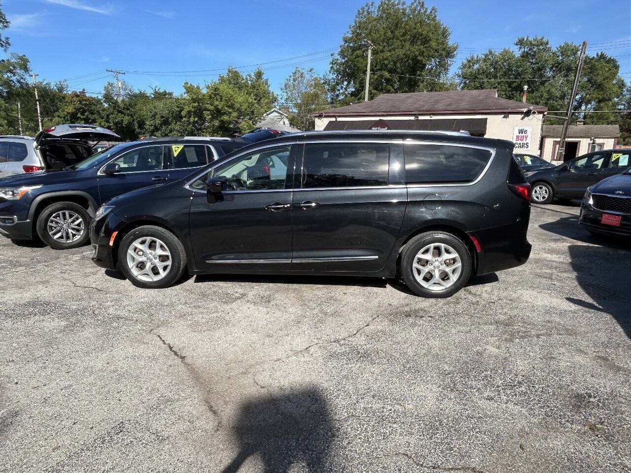 Used 2017 Chrysler Pacifica Touring-L Plus FWD image 4