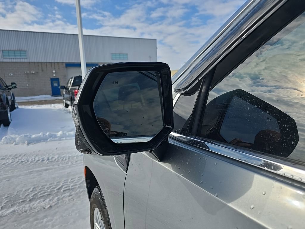 Used 2024 GMC Yukon SLT w/ SLT Luxury Package image 8