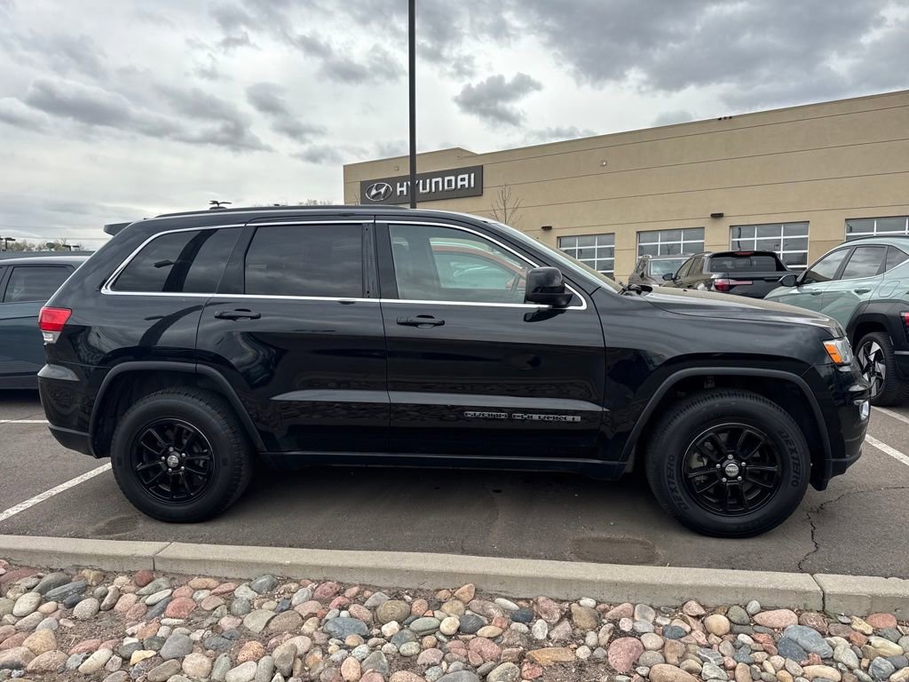 Used 2018 Jeep Grand Cherokee Laredo RWD image 3