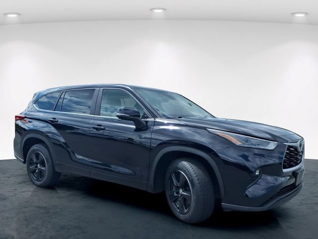 Used 2023 Toyota Highlander LE FWD image 5