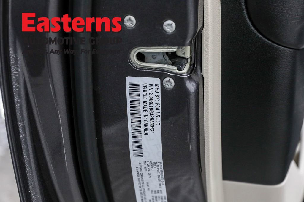 Used 2023 Chrysler Pacifica Touring-L image 36